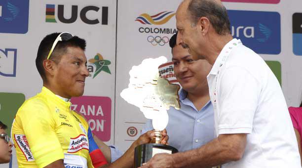 El ciclista ecuatoriano Jonathan Caicedo recibe el trofeo de la Vuelta a Colombia 2018 de manos del presidente de la Federación Colombiana de Ciclismo, Jorge Ovidio Gonzalez. Foto: EFE