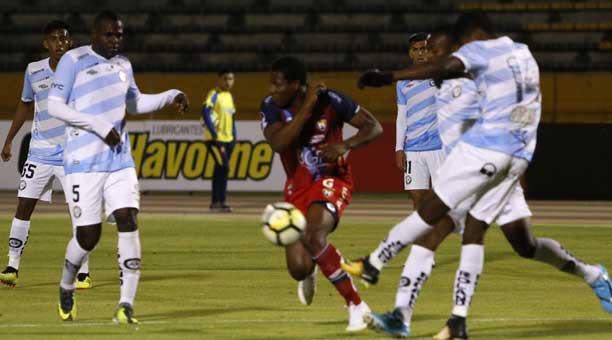 Daniel Angulo, el delantero de El Nacional, falló en tres ocasiones frente al arco visitante. Foto: API