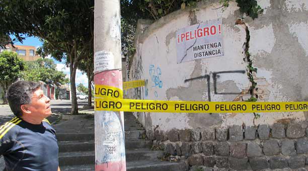Emilio López muestra las señales de riesgo junto a la pared agrietada. Foto: Belén Cauja /ÚN