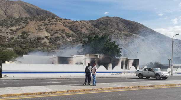 Un destacamento de la Policía fue quemado en Mascarilla (Imbabura), en la Panamericana Norte. Foto: oto: Álvaro Pineda / ÚN