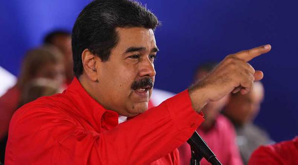 Nicolás Maduro mostró una lámina de oro en una reunión del Partido Socialista. Foto: Cortesía prensa Miraflores / EFE