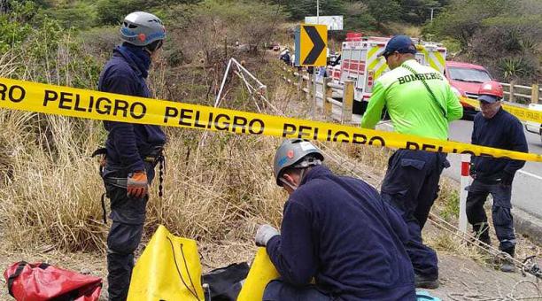 Los rescatistas acudieron hasta el puente de Rircay, en el kilómetro 51 de la vía Cuenca-Girón-Pasaje, en Azuay. Foto: Lineida Castillo / ÚN