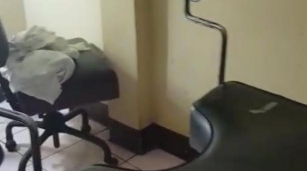 En la casa del sur de Guayaquil, el detenido tenía un consultorio ginecológico y quirófano clandestino. Foto: captura de video / ÚN