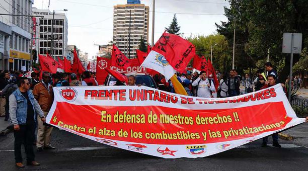 Los obreros se citaron ayer, 29 de agosto, en la Caja del Seguro y caminaron hacia la Plaza Grande, en el centro. Foto: Galo Paguay / ÚN
