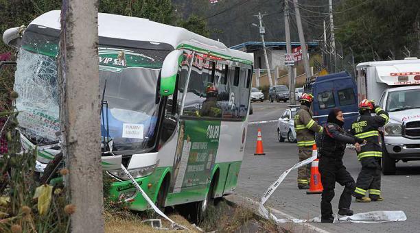Los accidentes en la vía son a diario; uno de los últimos ocurrió en el valle de Cumbayá (Quito). Foto: ÚN