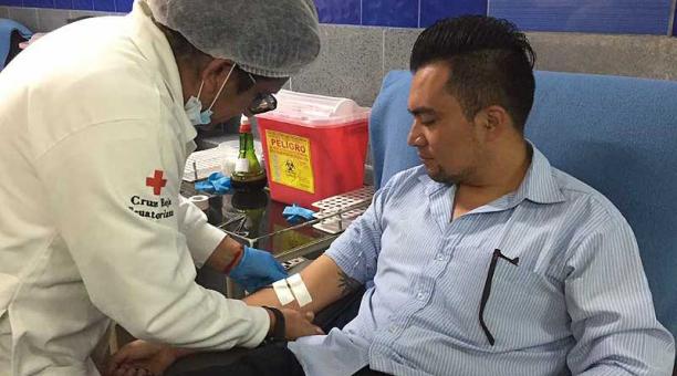En el Centro de Donación de Sangren (Gran Colombia), Fernando Calvopiña volvió a estirar su brazo. Foto: Betty Beltrán / ÚN