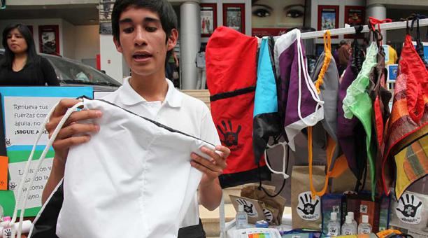 Las artistas de Casa Somos Quito venden sus productos a bajos precios. Foto: ÚN