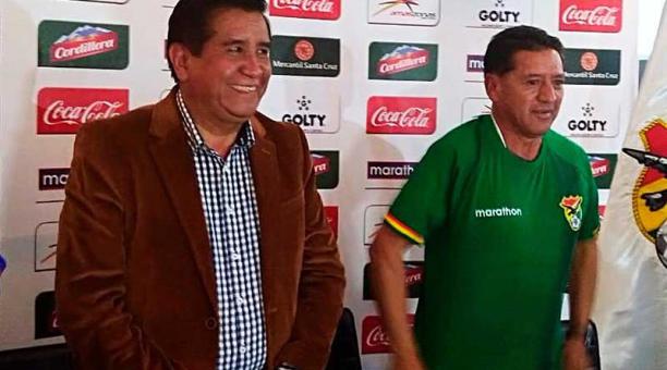 Sixto Vizuete (der.) lució la camiseta boliviana. Foto: Twitter @FBF_Oficial