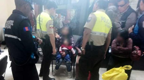 El sospechoso fue entregado a la Policía Nacional. Foto: Twitter Agentes de Control Quito