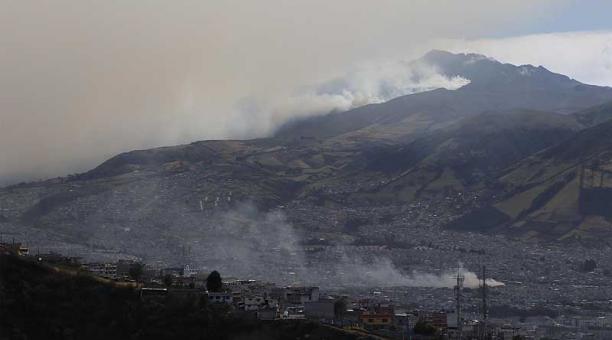 El fuego en el cerro Atacazo empezó el sábado 29 de septiembre, a las 14:50. Foto: Galo Paguay / ÚN