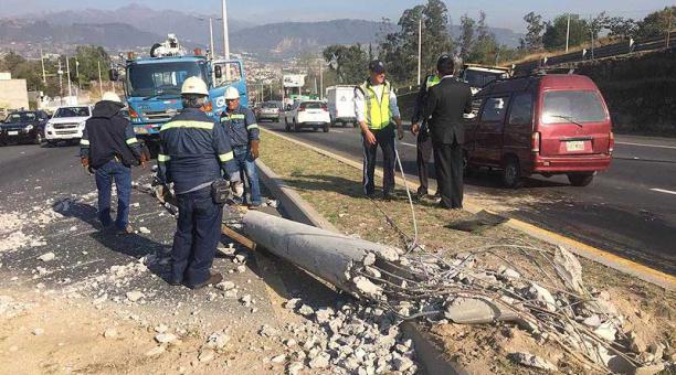 Personal de la Empresa Eléctrica Quito retiraban el poste destruido con maquinaria pesada. Foto: Eduardo Terán / ÚN