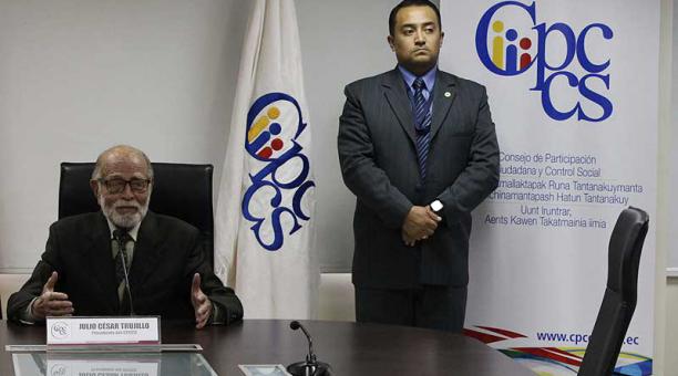 Julio César Trujillo (izquierda) convocó ayer, 4 de octubre, a los medios para anunciar cómo se arma la propuesta de consulta. Foto: Patricio Terán / ÚN