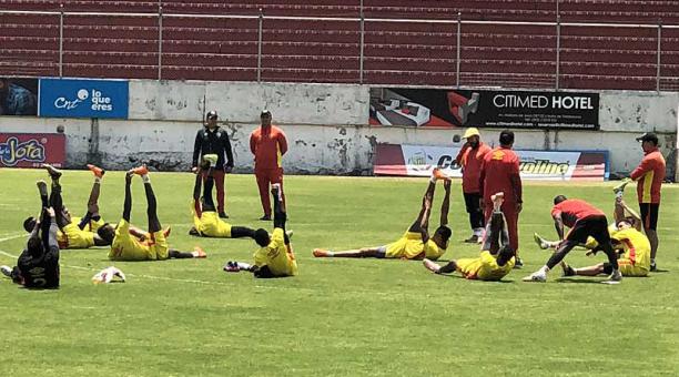 Los jugadores de Aucas se entrenaron ayer, 9 de octubre, en el estadio Gonzalo Pozo Ripalda, en el sur de Quito. Foto: archivo / ÚN