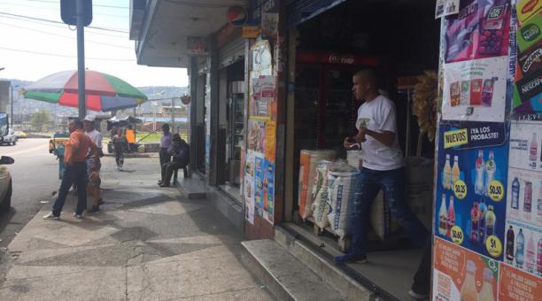 Hombres armados asaltaron una tienda de abarrotes en la Mena 2. Foto: Eduardo Terán / ÚN