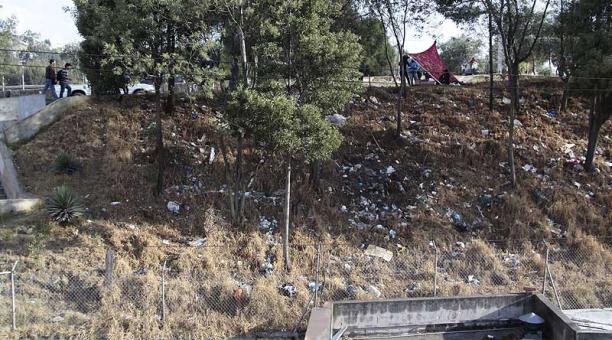 Los vecinos no saben cómo lidiar con los desechos que se acumulan en el barrio Alma Lojana. Foto: Marcelino Rossi / ÚN