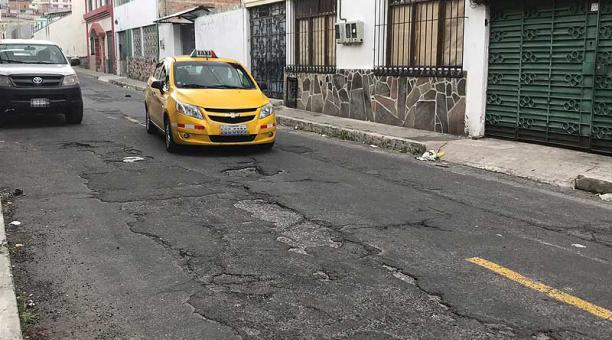 La calle Solano, en La Vicentina, esta cuarteada en varios tramos. Foto: María Belén Cauja / ÚN