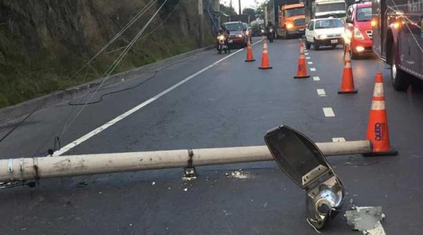 16 000 dólares se requirieron para reponer los postes chocados. Foto: Cortesía / Empresa Eléctrica Quito