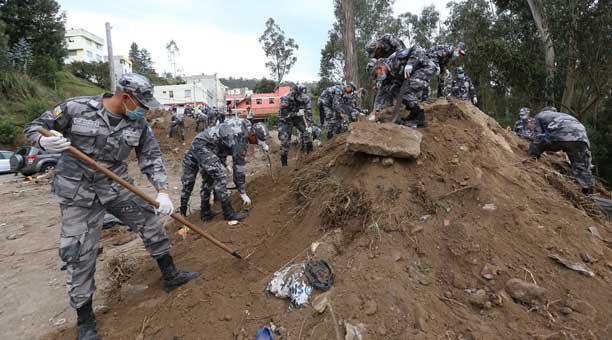 Unos 400 agentes participaron  en la búsqueda de Juliana Campoverde, en la quebrada Bellavista,norte de Quito. Foto: Vicente Costales / ÚN