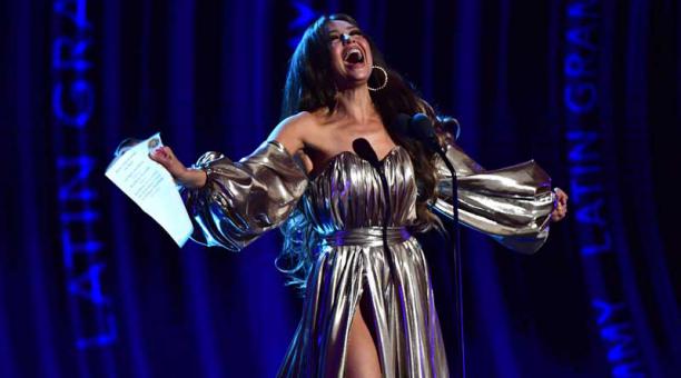 La cantante y compositora mexicana Thalia presenta el premio al Álbum del Año durante la 19a. Foto: AFP