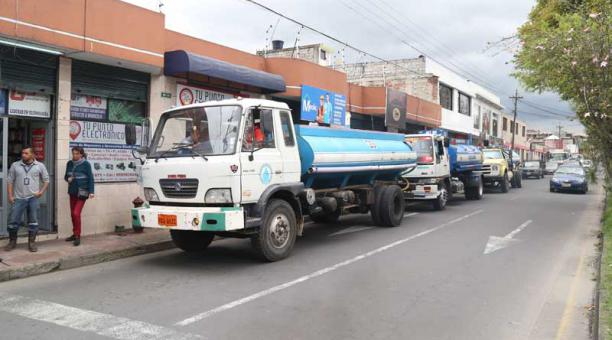 Frente al corte del servicio, tanqueros repartían agua ayer en la mañana en Conocoto. Foto: Diego Pallero / ÚN