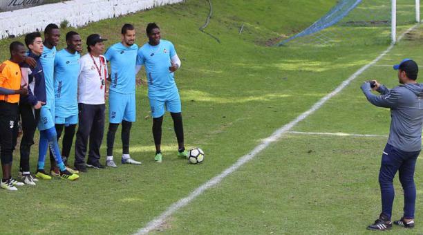 Los hinchas de El Nacional en una visita a los futbolistas en el complejo El Sauce en Tumbaco. Foto: Vicente Costales / ÚN