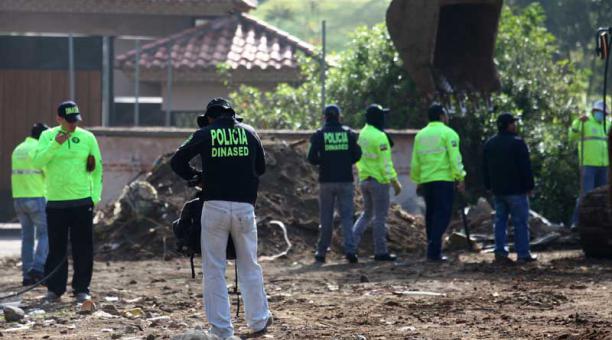 Policías buscan restos humanos en la zona de Bellavista, lugar donde el pastor evangélico dijo que arrojó los restos de Juliana. Foto: Julio Estrella / ÚN