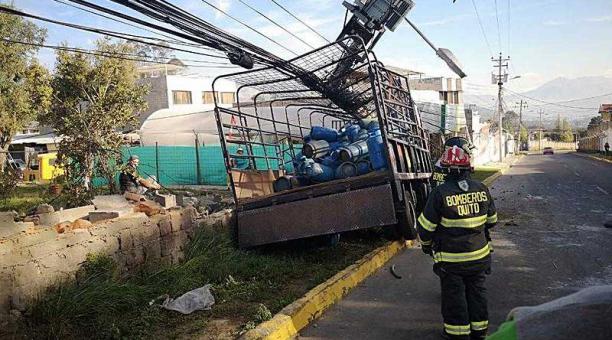 Un camión que transportaba tanques de gas se impactó contra un poste en las vías Juan Porcel y Pucuno, sector Mena del Hierro. Foto: cortesía AMT