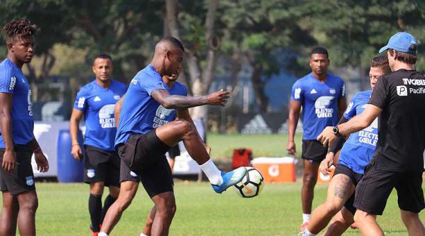 Jugadores de Emelec entrenan en el Polideportivo Los Samanes, en Guayaquil. Foto: Twitter Emelec