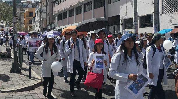 Estudiantes de la Facultad de Ciencias Médicas se concentraron para marchar pidiendo justicia por la muerte de su compañero. Foto: ÚN