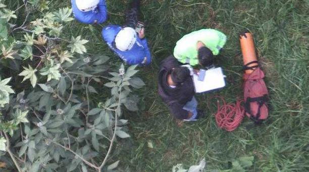 Personal de la Dinased, Policía y Medicina Legal se encontraban en la quebrada junto a los familiares del fallecido rescatando su cadáver. Foto: Eduardo Terán / ÚN