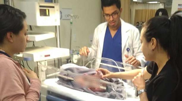 La bebé se encuentra estable. Salió ya del área crítica y pasó a la de cuidados prenatales intermedios, en el Hospital Docente de Calderón. Foto: cortesía Policía
