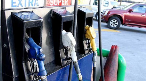 La gasolina extra para el sector automotriz que pasa de USD 1,17 por galón a USD 1,71 por galón; una variación del 46% en el precio. Foto: archivo / ÚN