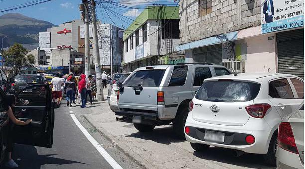 Los vehículos se estacionan sobre la vereda de la avenida Mariscal Sucre. Foto: Evelyn Jácome / ÚN
