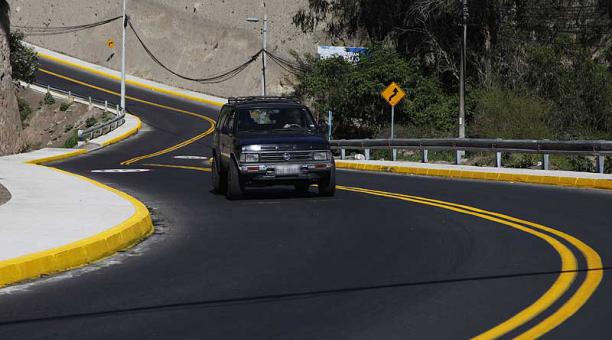 Por esta vía circulan un promedio de 8 000 vehículos diariamente. Foto: Galo Paguay / ÚN