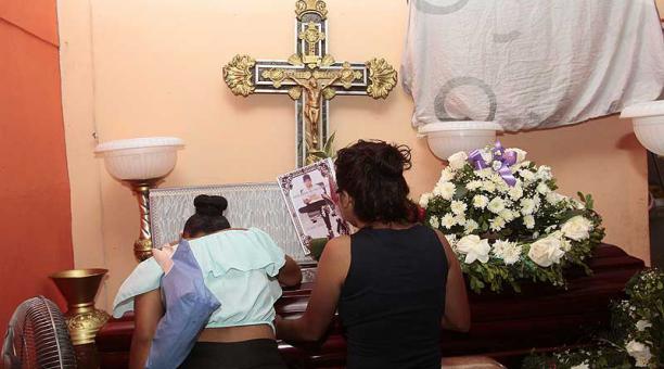 Uno de los fallecidos, de 19 años, fue velado en el Suburbio de Guayaquil. Foto: ario Faustos / ÚN