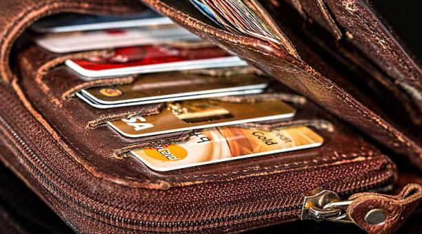 SI está endeudado, un error, según los expertos, es usar varias tarjetas de crédito. Foto: Pxhere