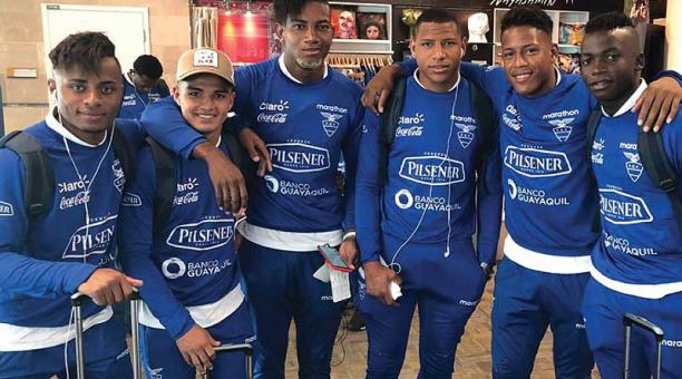 Los jugadores orientales de la Tri Sub 20, en el aeropuerto Mariscal Sucre de Tababela. Foto: cortesía @Aucas45