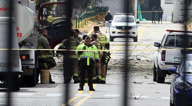 La detonación de un carro bomba se produjo en un estacionamiento de la Escuela General Santander en Bogotá, Colombia. Foto: EFE
