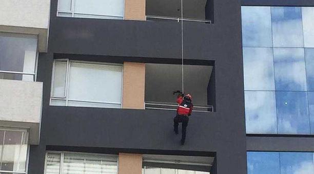 de caer desde el balcón de un departamento ubicado en la avenida Amazonas y Colón, en el norte de Quito.