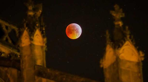 El eclipse duró unas tres horas: una primera hora en que la Luna llena fue suavemente tragada por la sombra de la Tierra, luego una hora de eclipse total y finalmente una hora en que la Luna progresivamente se asomó nuevamente plena y brillante. Foto: AFP