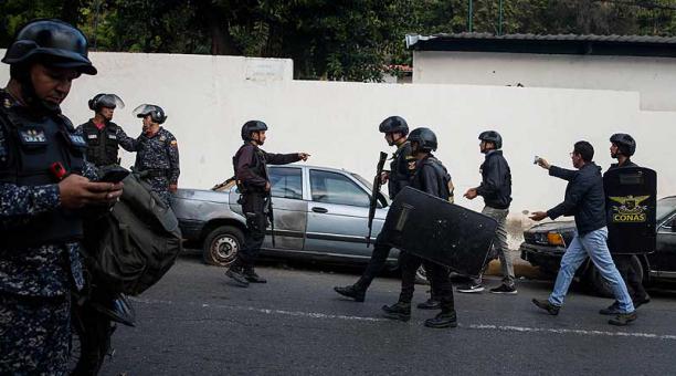 27 miembros de la Guardia Nacional sustrajeron armas de guerra de un puesto militar y se atrincheraron luego en el cuartel del barrio Cotiza, donde fueron detenidos. Foto: EFE