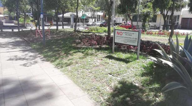 Los letreros con indicaciones de uso están en todo el parque Gabriela Mistral. Foto. Daniel Romero / ÚN
