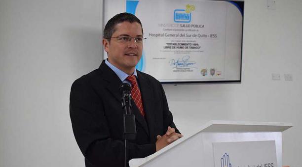 El gerente general del Hospital del IESS Quito Sur, Diego Recalde, fue el encargado de recibir la certificación. Foto: Twitter  IESS - QUITO SUR
