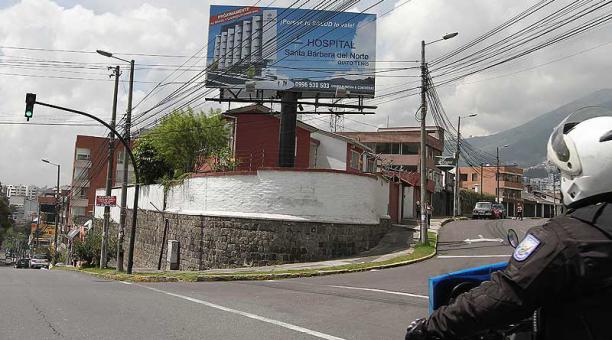 El letrero colocado en un predio, en la av. Brasil, genera preocupación. Foto: Eduardo Terán / ÚN