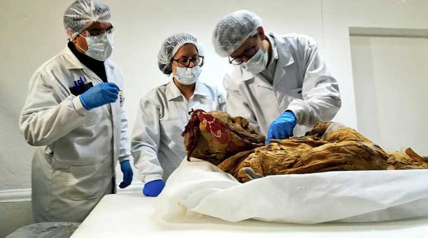 La momia fue sometida a diferentes análisis  en la clínica de la Universidad San Francisco. Foto: Twitter INPC Ecuador
