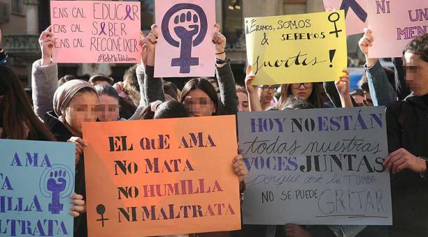 Vecinos y compañeros de la joven asesinada en España participaron en una marcha en rechazo a la violencia de género. Foto: EFE