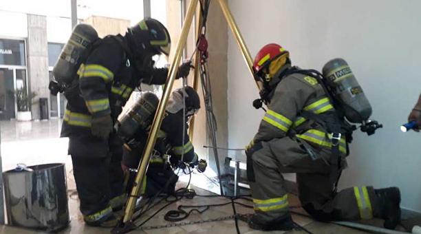15 bomberos trabajaron en el subsuelo del Magap durante la emergencia. Foto: cortesía Bomberos Quito