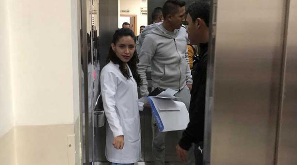 Franklin Guerra en el ascensor de la clínica Toa. Foto: David Paredes / ÚN