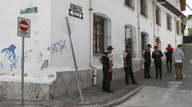 Policías tuvieron que contener a los vecinos, que estaban enfurecidos. Foto: Eduardo Terán / ÚN