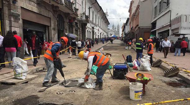 Los trabajos no se paran en la calle Venezuela. No hay circulación vehioular. Foto: Betty Beltrán / ÚN